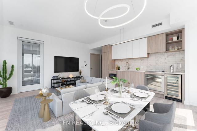 1121 - 2020 Bathurst St, Condo with 3 bedrooms, 2 bathrooms and 1 parking in Toronto ON | Image 1