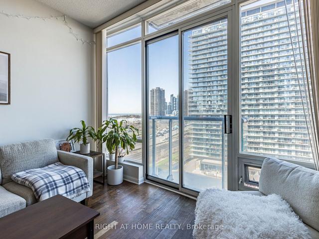 1212 - 15 Windermere Ave, Condo with 1 bedrooms, 1 bathrooms and 1 parking in Toronto ON | Image 3