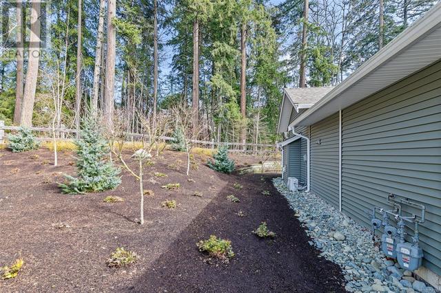 Side yard with fully landscaped grounds | Image 27
