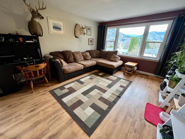 632 10th Avenue, House detached with 3 bedrooms, 2 bathrooms and 6 parking in Castlegar BC | Image 7