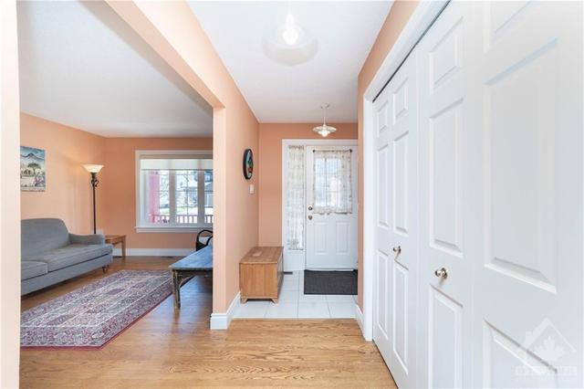 581 Cole Avenue, House detached with 3 bedrooms, 3 bathrooms and 5 parking in Ottawa ON | Image 4
