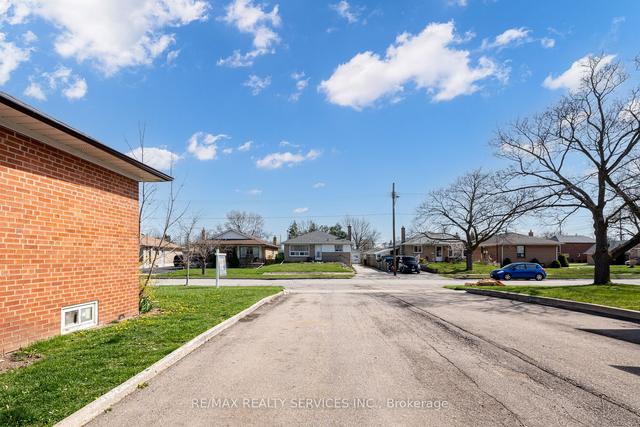 24 Holbeach Rd, House detached with 3 bedrooms, 3 bathrooms and 4 parking in Toronto ON | Image 9