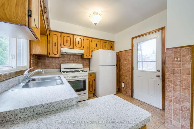 15 Normanna Ave, House detached with 3 bedrooms, 2 bathrooms and 3 parking in Toronto ON | Image 9