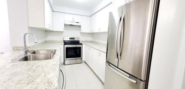 2500 Hill Rise Crt, Townhouse with 2 bedrooms, 2 bathrooms and 1 parking in Oshawa ON | Image 4
