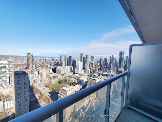 4102 - 386 Yonge St, Condo with 2 bedrooms, 2 bathrooms and 1 parking in Toronto ON | Image 2