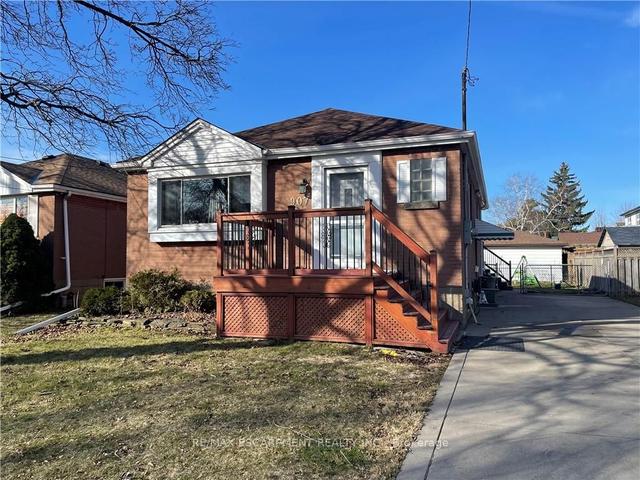 907 Fennell Ave E, House detached with 3 bedrooms, 2 bathrooms and 3 parking in Hamilton ON | Image 1