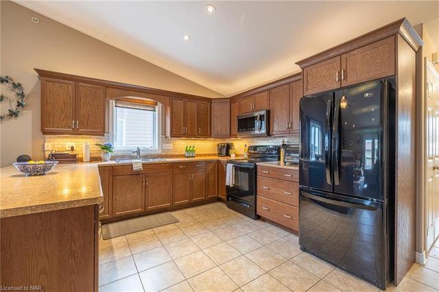 11 Corbin Street, House detached with 4 bedrooms, 2 bathrooms and 5 parking in St. Catharines ON | Image 2