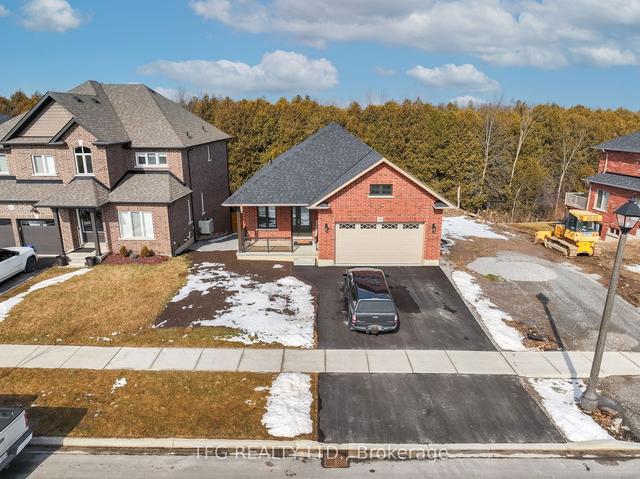 56 Alcorn Dr, House detached with 2 bedrooms, 3 bathrooms and 4 parking in Kawartha Lakes ON | Image 1