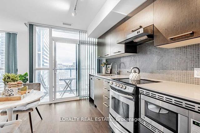 1206 - 87 Peter St, Condo with 1 bedrooms, 1 bathrooms and 0 parking in Toronto ON | Image 3