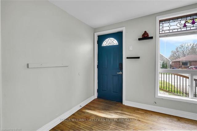 36 Langarth St W, House detached with 3 bedrooms, 1 bathrooms and 3 parking in London ON | Image 2