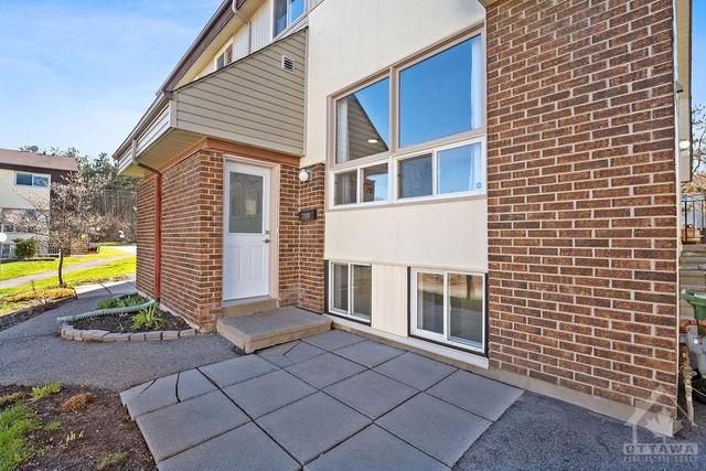 d - 25 Forester Crescent, Townhouse with 3 bedrooms, 2 bathrooms and 1 parking in Ottawa ON | Image 2