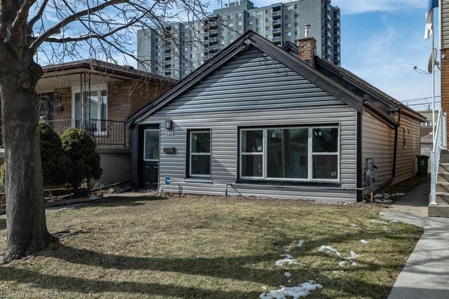 131 West Avenue N, House detached with 3 bedrooms, 1 bathrooms and 3 parking in Hamilton ON | Image 1