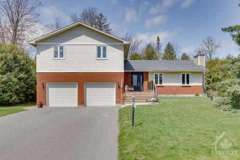 7121 Shadow Ridge Drive, House detached with 4 bedrooms, 3 bathrooms and 8 parking in Ottawa ON | Card Image