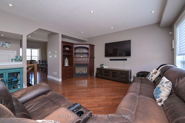 29 Oak Ridge Dr, House detached with 4 bedrooms, 4 bathrooms and 5 parking in Orangeville ON | Image 3