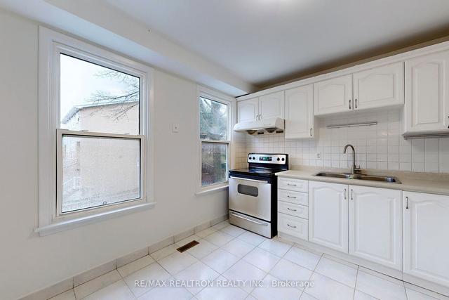 1656 John St, Townhouse with 4 bedrooms, 2 bathrooms and 2 parking in Markham ON | Image 3