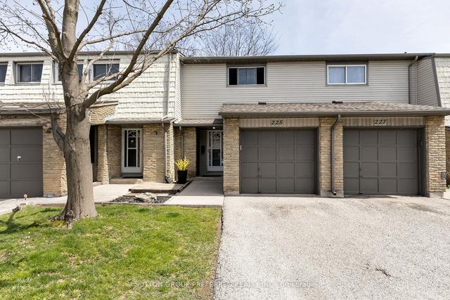 225 Deveron Cres, Townhouse with 3 bedrooms, 2 bathrooms and 2 parking in London ON | Image 1