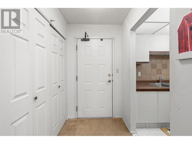 310 - 1056 Bernard Avenue, Condo with 2 bedrooms, 1 bathrooms and 1 parking in Kelowna BC | Image 3