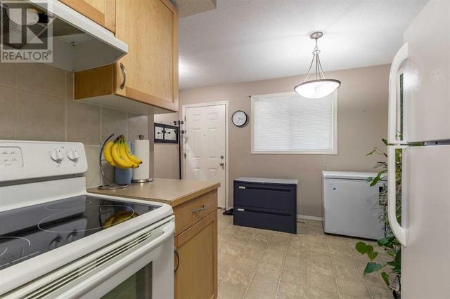 17, - 1915 18 Avenue N, House attached with 3 bedrooms, 1 bathrooms and 2 parking in Lethbridge AB | Image 16