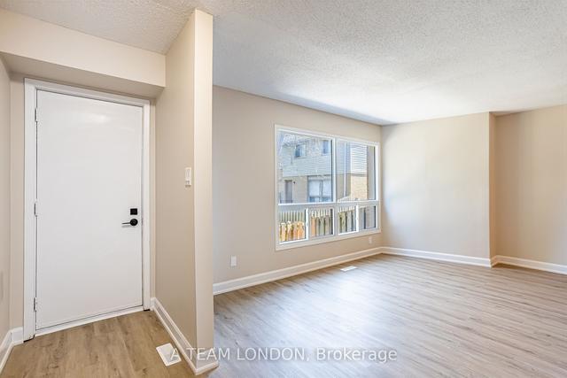 76 - 35 Waterman Ave, Townhouse with 3 bedrooms, 2 bathrooms and 2 parking in London ON | Image 2