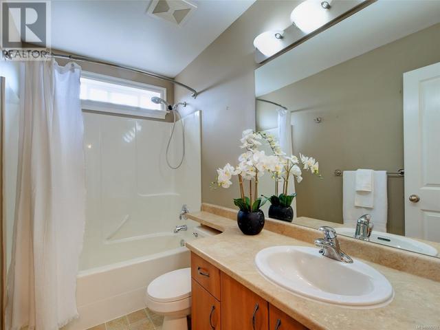 723 Lavender Ave, House detached with 6 bedrooms, 3 bathrooms and 8 parking in Saanich BC | Image 13