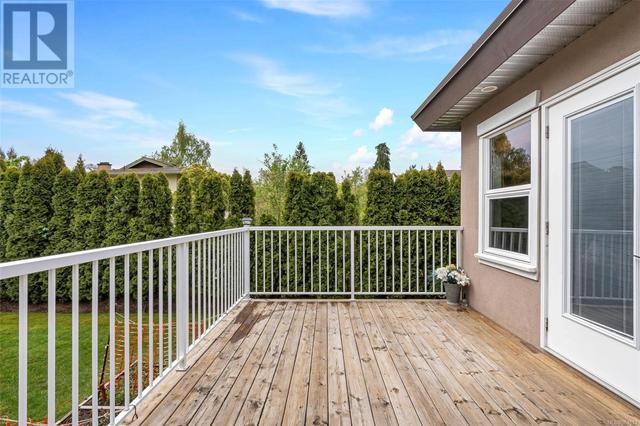 1705 De Sousa Pl, House detached with 4 bedrooms, 4 bathrooms and 2 parking in Saanich BC | Image 21