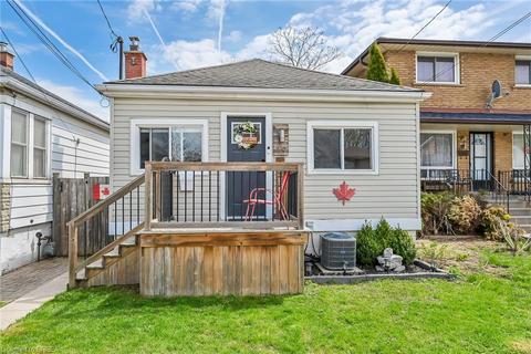 19 East 31st Street, House detached with 2 bedrooms, 1 bathrooms and null parking in Hamilton ON | Card Image