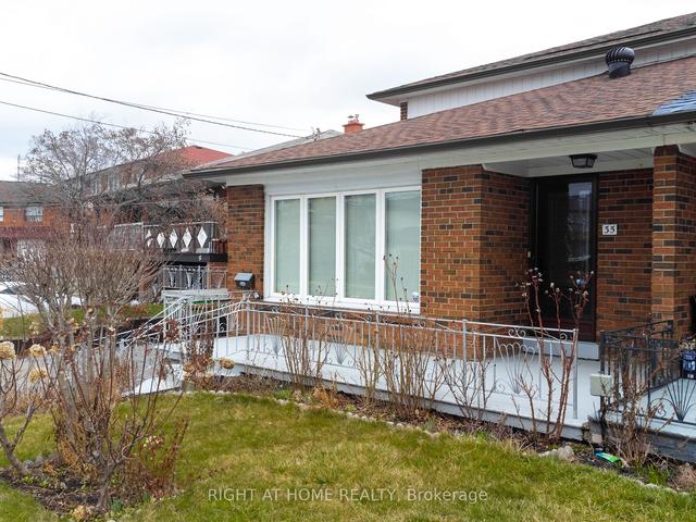 35 Peterson Dr, House semidetached with 3 bedrooms, 3 bathrooms and 6 parking in Toronto ON | Image 1