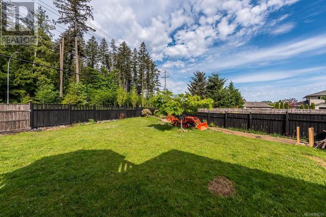 2581 Carstairs Dr, House detached with 5 bedrooms, 3 bathrooms and 1 parking in Courtenay BC | Image 33