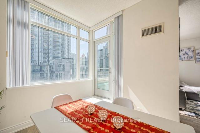 908 - 220 Burnhamthorpe Rd W, Condo with 2 bedrooms, 3 bathrooms and 2 parking in Mississauga ON | Image 7