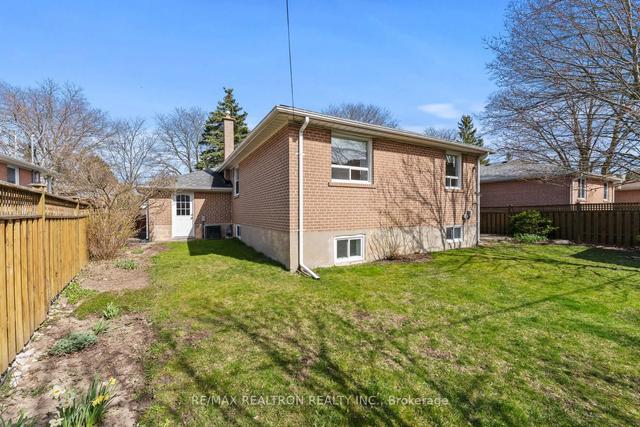 172 Parkston Crt, House detached with 3 bedrooms, 2 bathrooms and 4 parking in Richmond Hill ON | Image 3