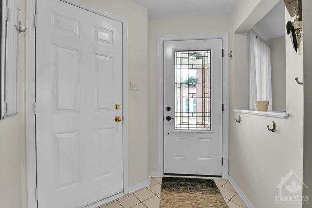 124 Montana Way, Townhouse with 3 bedrooms, 2 bathrooms and 3 parking in Ottawa ON | Image 2