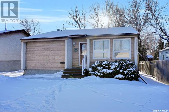 711 Callander Crescent N, House detached with 4 bedrooms, 2 bathrooms and null parking in Regina SK | Image 1