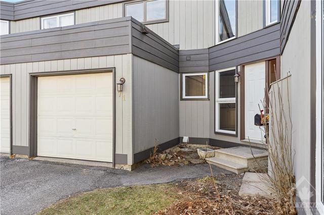 71 Compata Way, Townhouse with 4 bedrooms, 2 bathrooms and 2 parking in Ottawa ON | Image 3