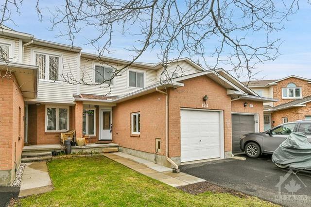 124 Montana Way, Townhouse with 3 bedrooms, 2 bathrooms and 3 parking in Ottawa ON | Image 1