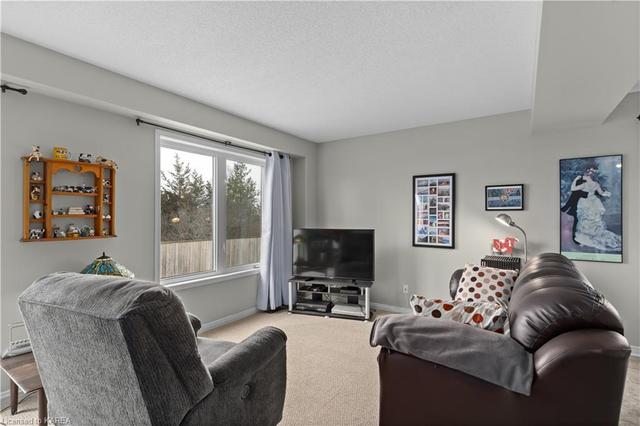 1594 Crimson Crescent, House attached with 3 bedrooms, 2 bathrooms and 2 parking in Kingston ON | Image 4