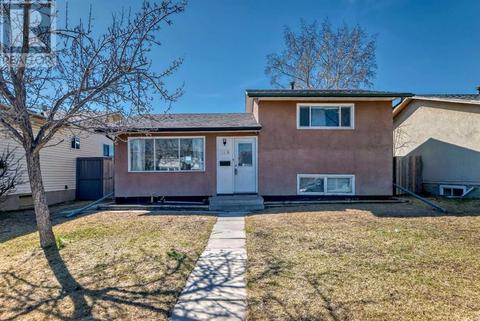 195 Pinecliff Way Ne, House detached with 3 bedrooms, 2 bathrooms and 4 parking in Calgary AB | Card Image