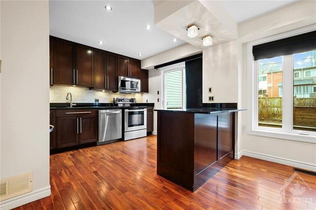 92 College Circle, Townhouse with 3 bedrooms, 2 bathrooms and 3 parking in Ottawa ON | Image 8
