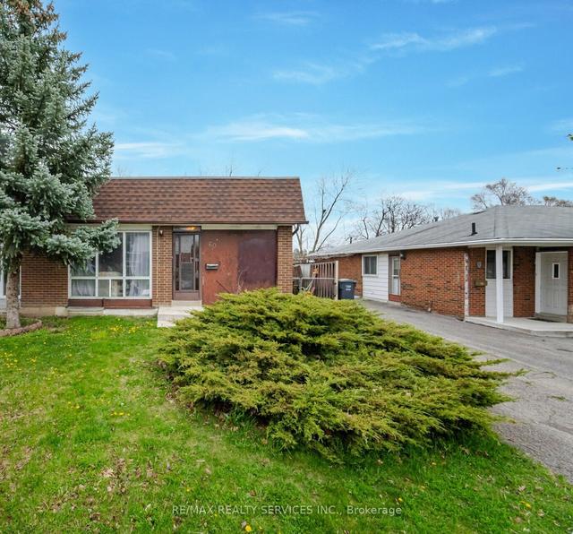 60 Drake Blvd, House semidetached with 3 bedrooms, 2 bathrooms and 4 parking in Brampton ON | Image 1