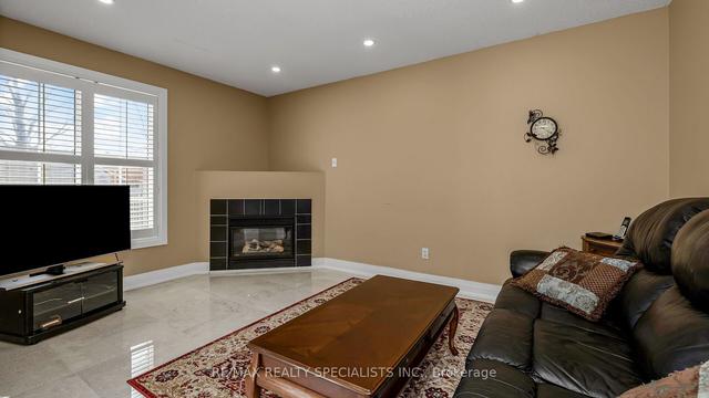 108 Twin Pines Cres, House detached with 3 bedrooms, 4 bathrooms and 6 parking in Brampton ON | Image 4