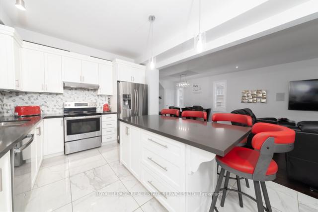 17 Narbonne Cres, House detached with 4 bedrooms, 3 bathrooms and 4 parking in Hamilton ON | Image 3