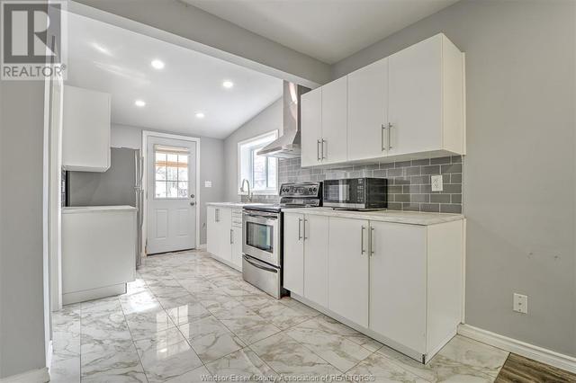 3623 Queen, House detached with 3 bedrooms, 2 bathrooms and null parking in Windsor ON | Image 12