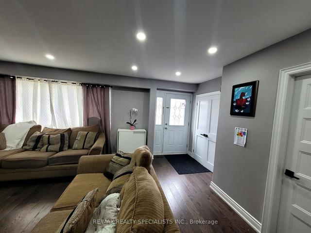 34 Helmsdale Cres, House semidetached with 4 bedrooms, 3 bathrooms and 4 parking in Toronto ON | Image 15