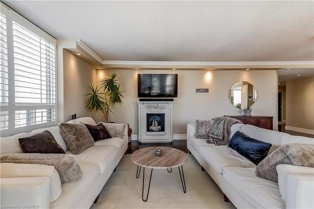 205 Wynford Drive, House attached with 2 bedrooms, 2 bathrooms and 2 parking in Toronto ON | Image 4