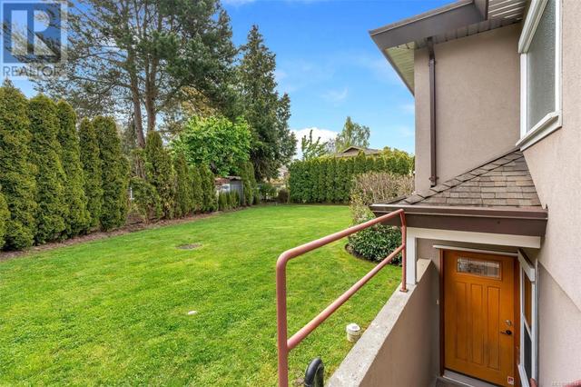 1705 De Sousa Pl, House detached with 4 bedrooms, 4 bathrooms and 2 parking in Saanich BC | Image 41
