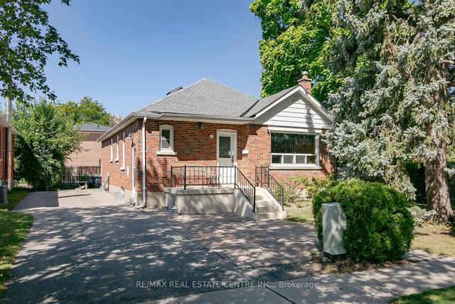 2 Gregory St S, House detached with 2 bedrooms, 2 bathrooms and 5 parking in Brampton ON | Image 1