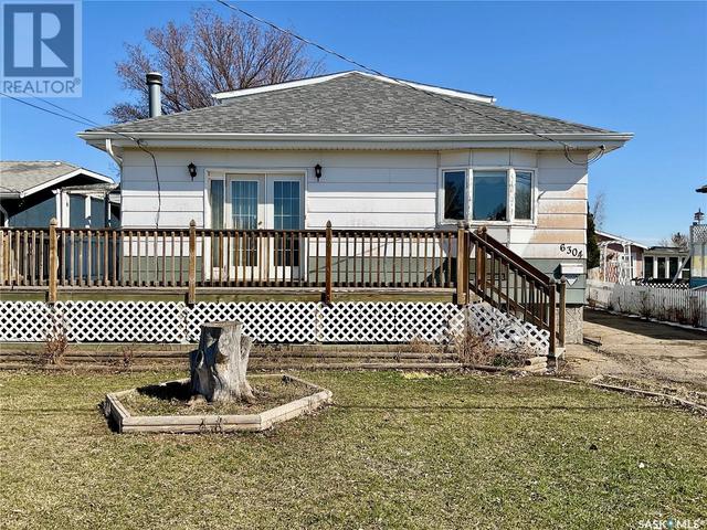 6304 8th Avenue, House detached with 4 bedrooms, 3 bathrooms and null parking in Regina SK | Image 2