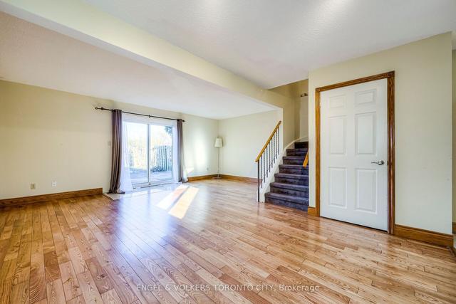 3466 Hannibal Rd, House attached with 3 bedrooms, 2 bathrooms and 3 parking in Burlington ON | Image 2