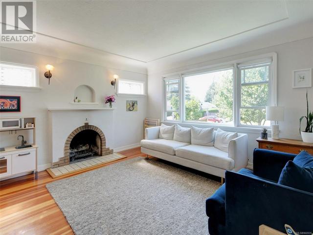 2811 Austin Ave, House detached with 3 bedrooms, 2 bathrooms and 3 parking in Saanich BC | Image 2