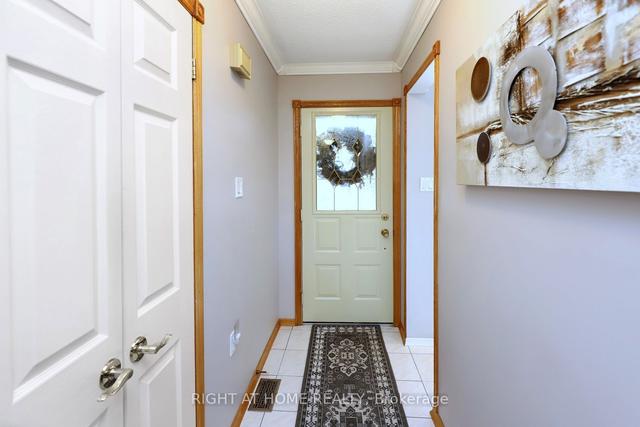 4051 Farrier Crt, House semidetached with 3 bedrooms, 2 bathrooms and 3 parking in Mississauga ON | Image 26