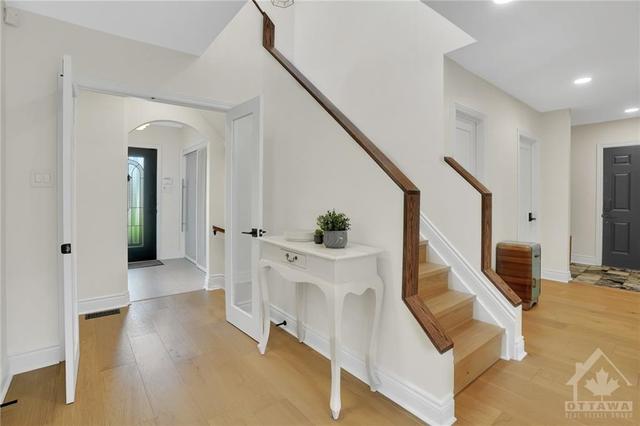 74 Villa Crescent, House detached with 5 bedrooms, 4 bathrooms and 4 parking in Ottawa ON | Image 4